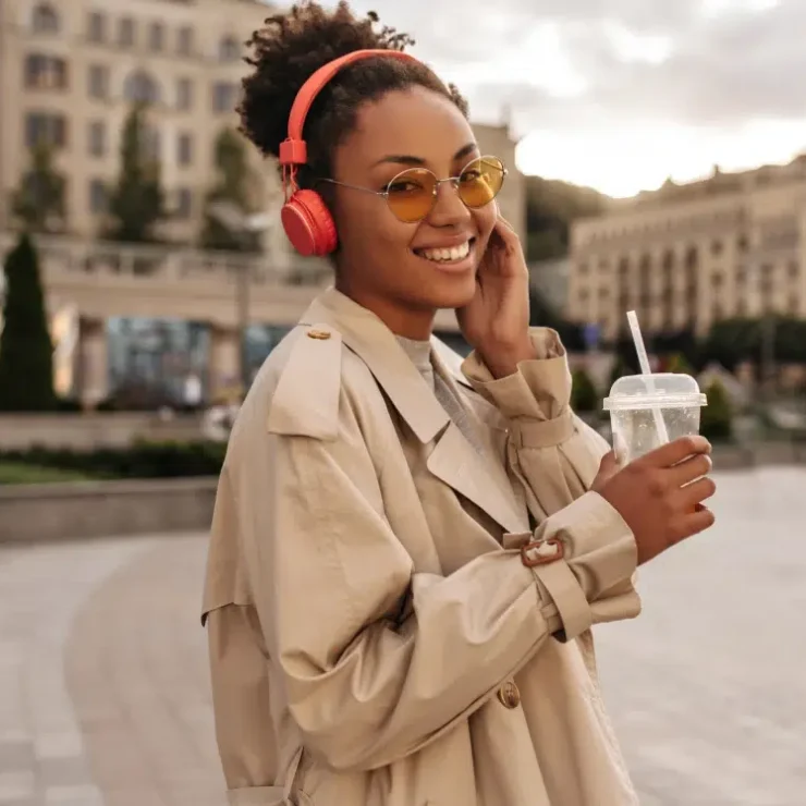 Femme souriant pendant sa pause durant son travail