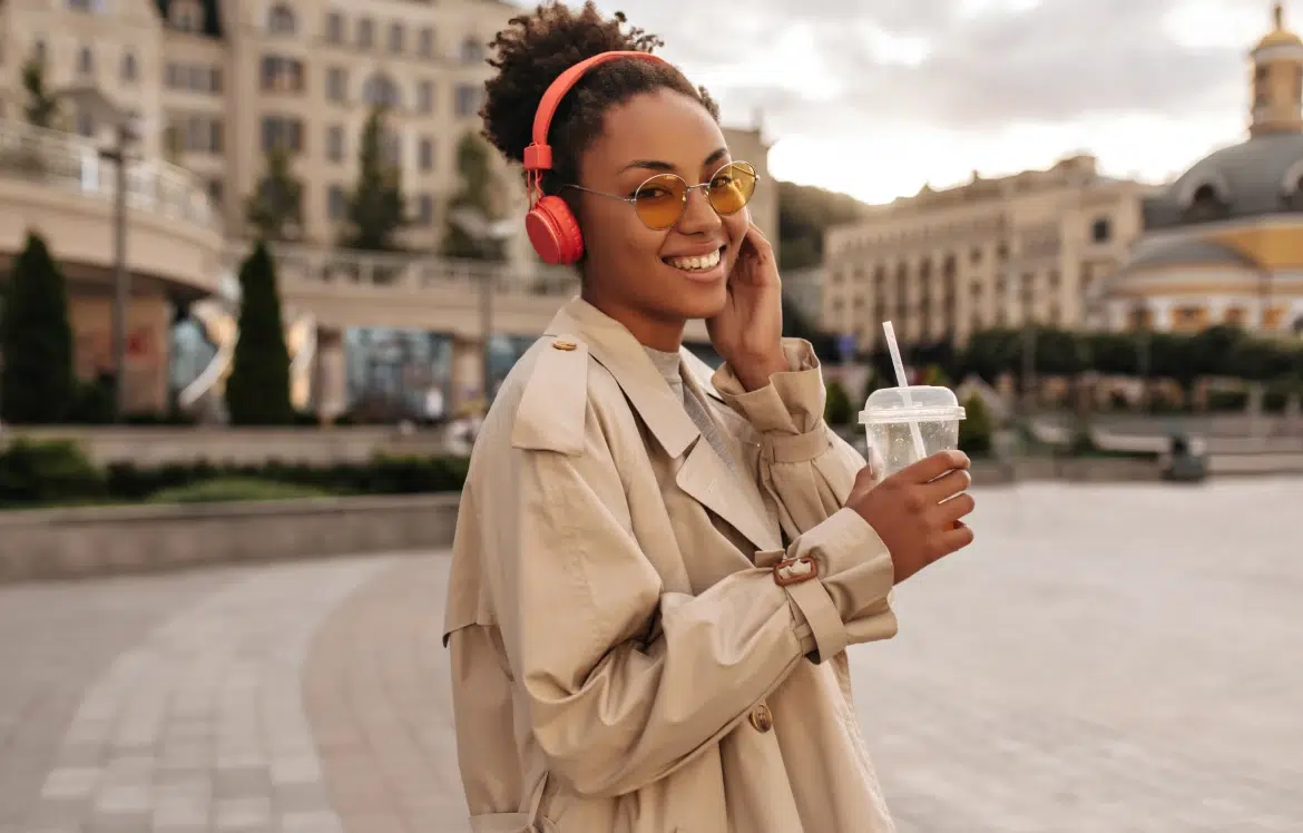 Femme souriant pendant sa pause durant son travail