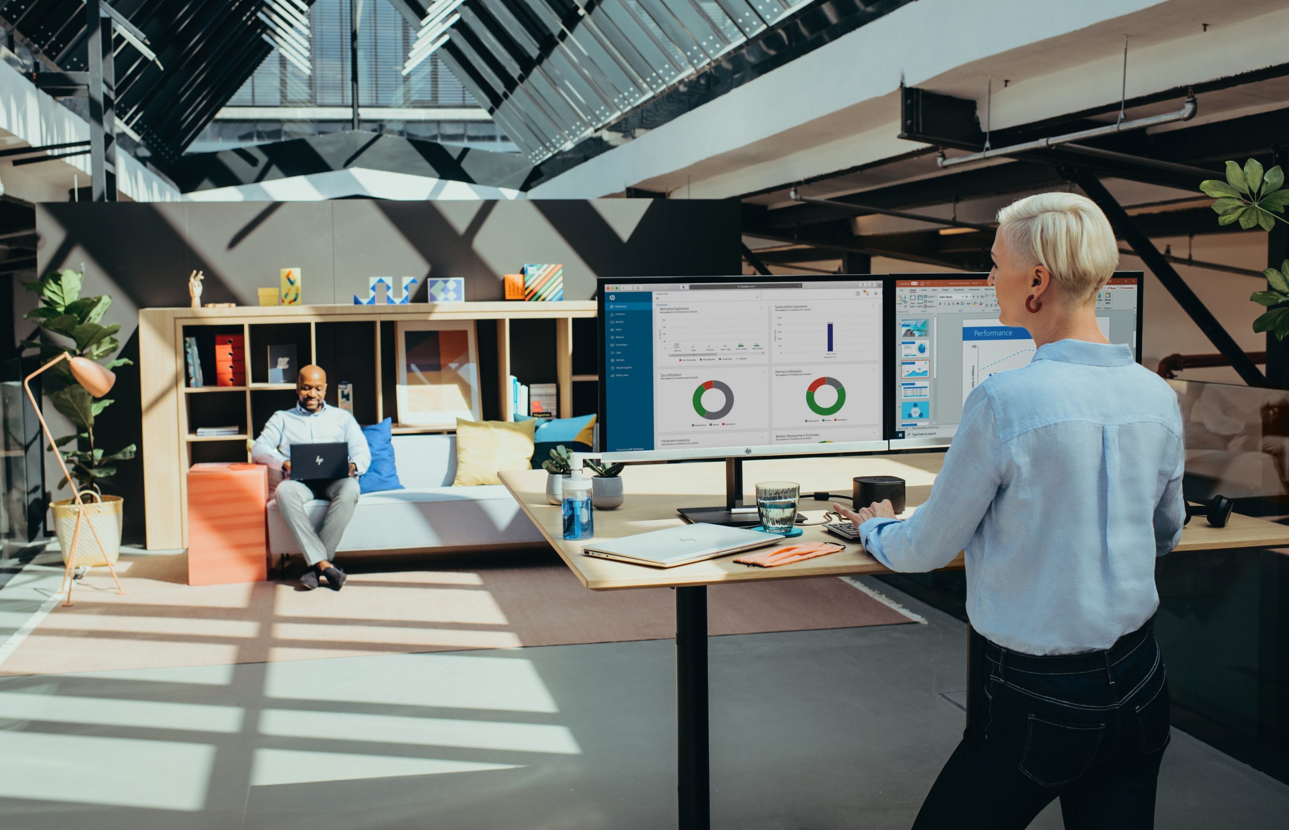 Deux collaborateurs dans un espace de travail lumineux et moderne, favorisant la productivité et le bien-être au bureau.